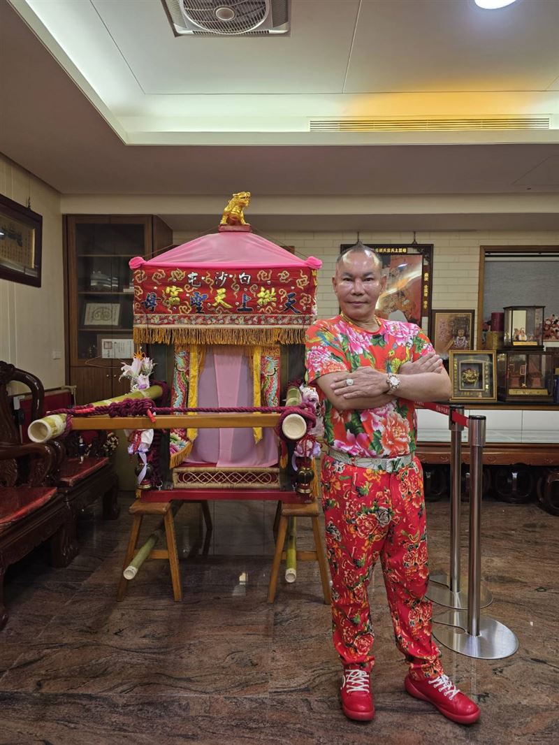 「吊車大王」說很感謝廟方讓自己提早和「粉紅超跑」見面。（圖／胡漢龑提供）