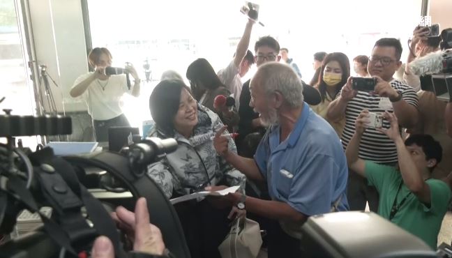 支持者更激動拿著「支持李貞秀」紙張,寫下電話向李貞秀陳情。(圖/翻攝畫面)