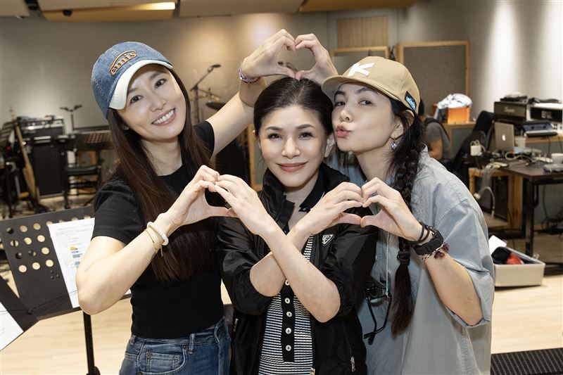 張清芳（中）合體林心如（左）、Ella（右）彩排。（圖／上引娛樂提供）
