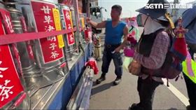 進香路端上熱茶！暖心銀髮伯為媽祖奉茶30年