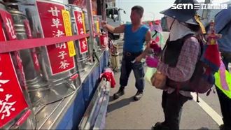 進香路端上熱茶！銀髮伯為媽祖奉茶30年