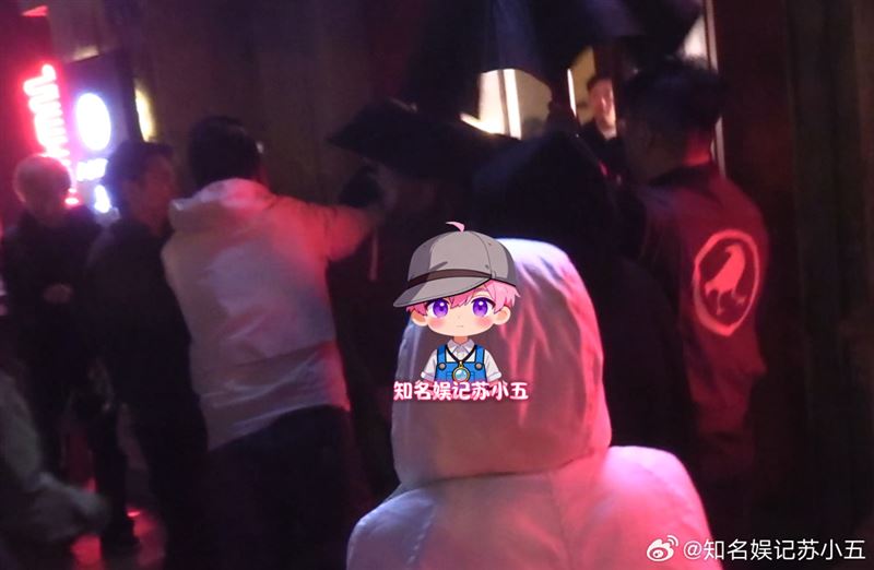 田曦薇日前被狗仔拍到深夜外出,離開時更出現推擠情況,掀起討論。(圖/翻攝自微博)