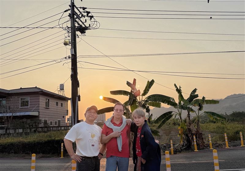 梵緯(右)幫助蔡輝雄、小興出歌曲。(圖/梵緯提供)