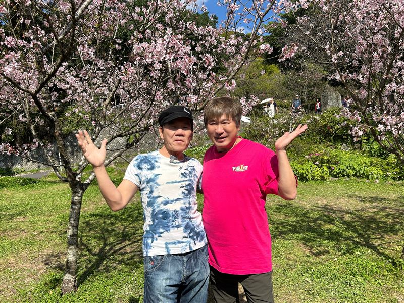 胡瓜（右）與歌手趙傳賞花。（圖／下面一位提供）