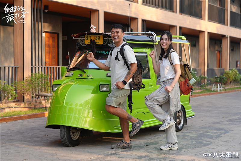 融融(左)與搭檔黃可欣(右)旅程中乘坐各項特色交通工具深入泰國。（圖／八大提供）