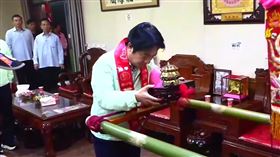 賴清德進行淨轎儀式，網友評價他「慎重且細心」。（圖／翻攝自YT＠白沙屯拱天宮）
