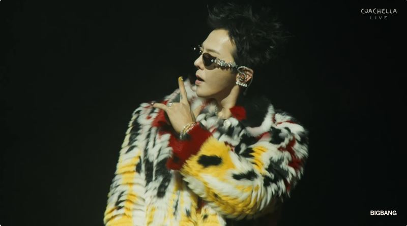 BIGBANG成員權志龍獨有的鴨嗓嗨翻現場觀眾。（圖／翻攝自YouTube@Coachella畫面）