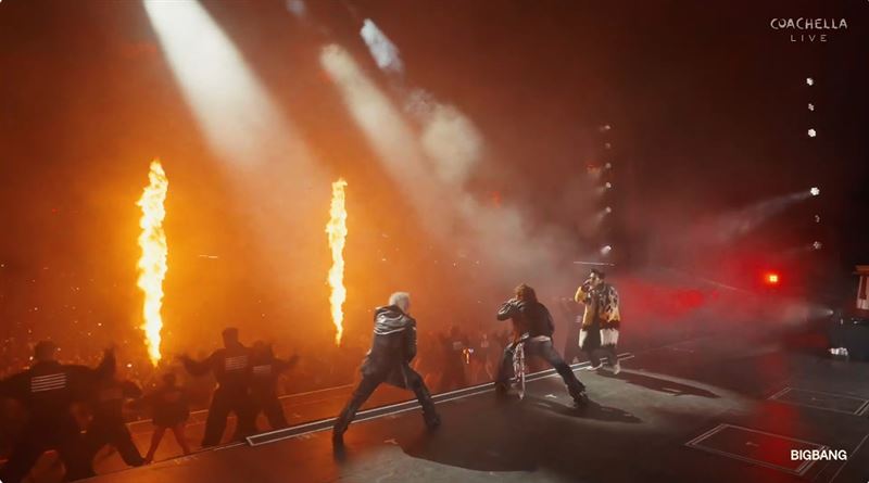 韓國天團BIGBANG登上科切拉音樂節，開頭就以《BANG BANG BANG》炸裂全場。（圖／翻攝自YouTube@Coachella畫面）