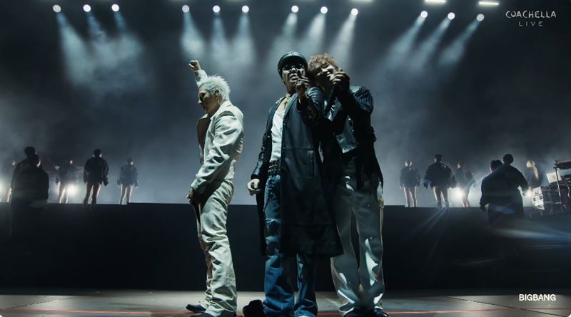 韓國天團BIGBANG登上科切拉音樂節，開頭就以《BANG BANG BANG》炸裂全場。（圖／翻攝自YouTube@Coachella畫面）