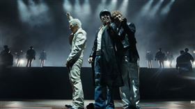 韓國天團BIGBANG登上科切拉音樂節，開頭就以《BANG BANG BANG》炸裂全場。（圖／翻攝自YouTube@Coachella畫面）