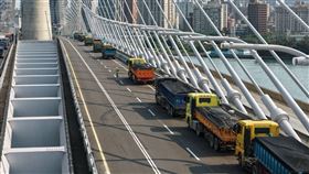 4月13日先辦理靜態載重試驗，藉由不同車輛停放配置方式，量測橋梁於特定載重狀態下之反應。（圖／公路局提供）