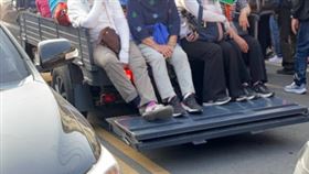 貨車後車斗不能載人，違者恐被罰3000元以上9000元以下罰鍰。（圖／翻攝自白沙屯媽祖全球徒步聯誼會臉書）