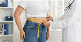 糖友陷糖胖惡性循環 減重黃金三角是關鍵 醫：遵醫囑安全使用腸泌素針劑。(圖/AI生成)