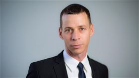 以色列記者西格爾多次揭露戰爭內幕，這次他透露美伊談判，美國要求伊朗凍結鈾濃縮活動20年。（圖／翻攝自Amit Segal官方網站）