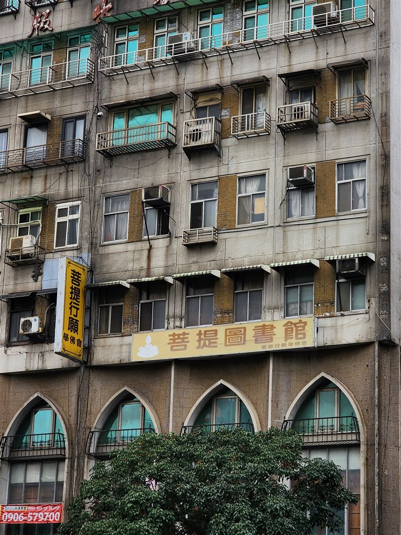 陳進興逃竄7個多月,大台北地區人心惶惶。他殘忍行刑式槍殺方保芳診所3人,還挾持南非武官全家、甚至跟電視台主播連線。圖為已改為佛教圖書館方保芳診所外觀。(圖/記者鍾志鵬攝影)