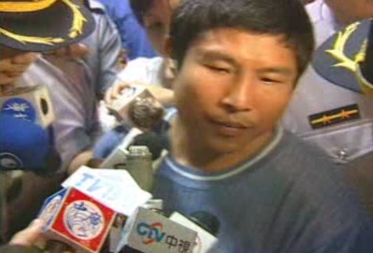 陳進興逃竄7個多月,大台北地區人心惶惶。他殘忍行刑式槍殺方保芳診所3人,還挾持南非武官全家、甚至跟電視台主播連線。(圖/三立新聞資料照)