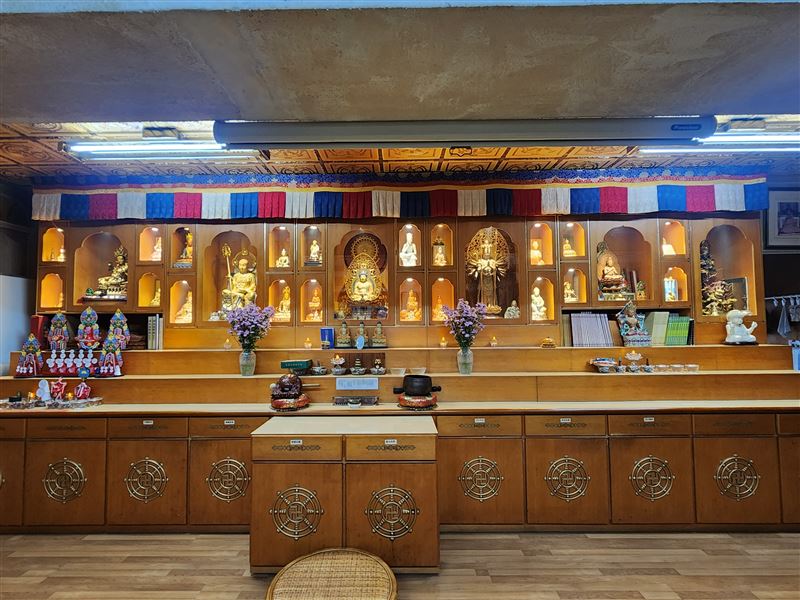 陳進興逃竄7個多月,大台北地區人心惶惶。他殘忍行刑式槍殺方保芳診所3人,還挾持南非武官全家、甚至跟電視台主播連線。圖為已改為佛教圖書館方保芳診所內部。(圖/記者鍾志鵬攝影)