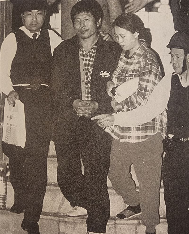 陳進興逃竄7個多月,大台北地區人心惶惶。他殘忍行刑式槍殺方保芳診所3人,還挾持南非武官全家、甚至跟電視台主播連線。圖為陳進興妻子張素真到南非武官家說服陳進興投案步出武官家畫面。(圖/翻攝自《真愛 南非武官與陳進興的故事》)