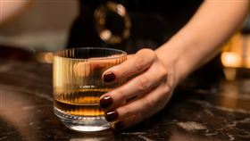 一名印度工程師在台北酒吧對女員工襲胸、強吻。（示意圖，翻攝Pixbay）