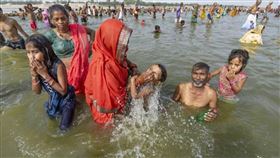 遊客於印度恆河取水裝瓶並帶回台灣，相關過程在網路曝光。（示意圖／達志／美聯社，下同）