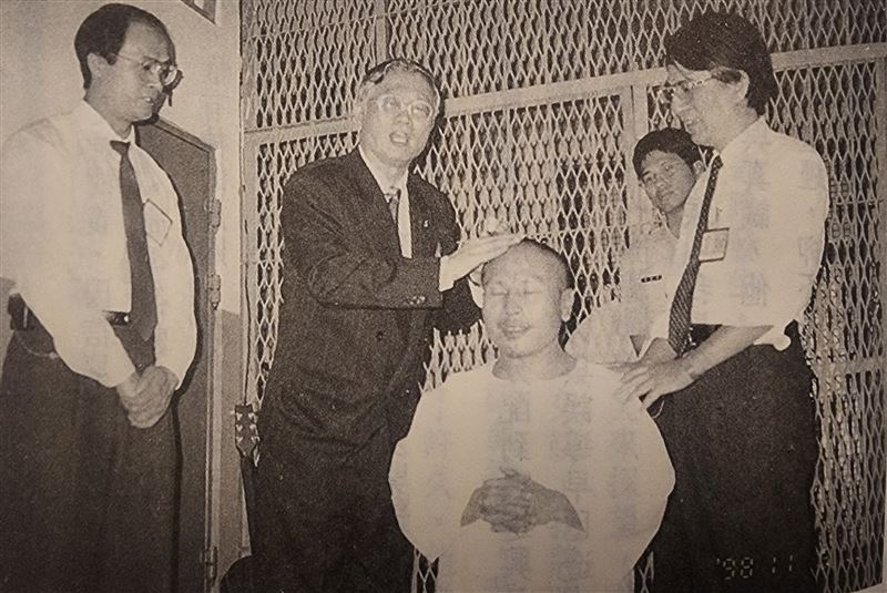 陳進興挾持南非武官,當年12歲卓懋祺小女兒克麗絲汀被挾持時靈機一動畫一幅畫十字架畫,觸動殺人魔陳進興良心,最終投降。圖為陳進興遭槍決前受洗成為基督徒。(圖/翻攝自《真愛 南非武官與陳進興的故事》)