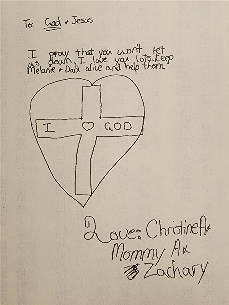 陳進興挾持南非武官,當年12歲卓懋祺小女兒克麗絲汀被挾持時靈機一動畫一幅畫十字架畫,觸動殺人魔陳進興良心,最終投降。(圖/翻攝自《真愛 南非武官與陳進興的故事》)