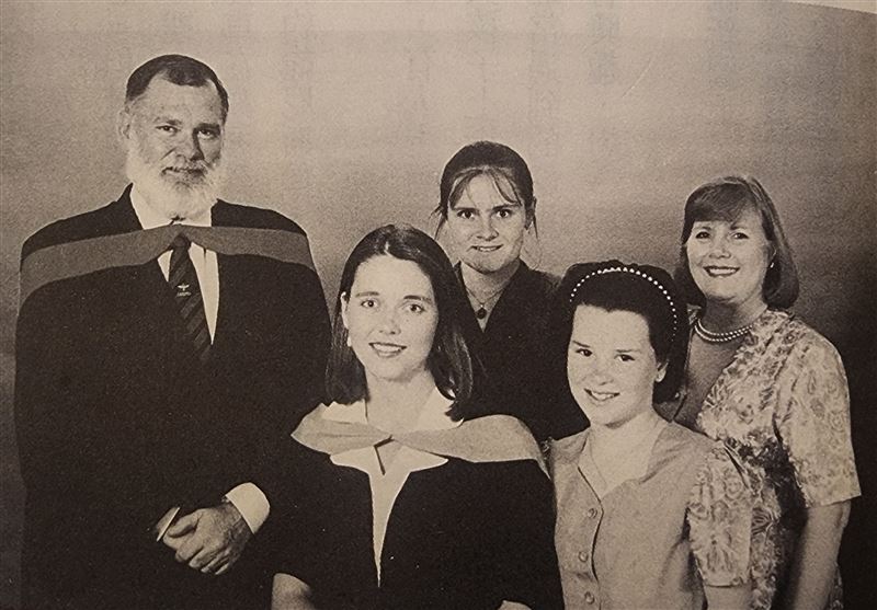 陳進興挾持南非武官,當年12歲卓懋祺小女兒克麗絲汀被挾持時靈機一動畫一幅畫十字架畫,觸動殺人魔陳進興良心,最終投降。(圖/翻攝自《真愛 南非武官與陳進興的故事》)