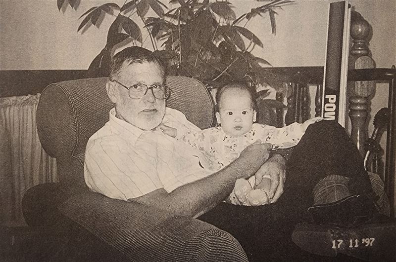 陳進興挾持南非武官,當年12歲卓懋祺小女兒克麗絲汀被挾持時靈機一動畫一幅畫十字架畫,觸動殺人魔陳進興良心,最終投降。(圖/翻攝自《真愛 南非武官與陳進興的故事》)