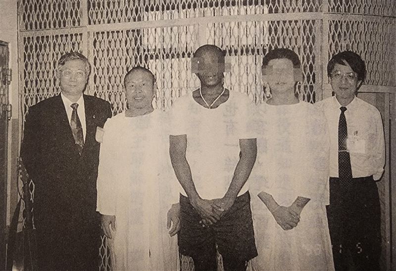 陳進興挾持南非武官,當年12歲卓懋祺小女兒克麗絲汀被挾持時靈機一動畫一幅畫十字架畫,觸動殺人魔陳進興良心,最終投降。圖為陳進興遭槍決前受洗成為基督徒。(圖/翻攝自《真愛 南非武官與陳進興的故事》)