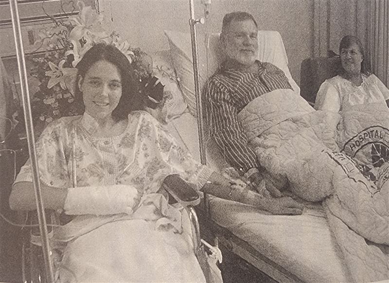 陳進興挾持南非武官,當年12歲卓懋祺小女兒克麗絲汀被挾持時靈機一動畫一幅畫十字架畫,觸動殺人魔陳進興良心,最終投降。(圖/翻攝自《真愛 南非武官與陳進興的故事》)