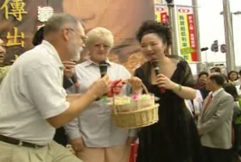 陳進興挾持南非武官,當年12歲卓懋祺小女兒克麗絲汀被挾持時靈機一動畫一幅畫十字架畫,觸動殺人魔陳進興良心,最終投降。圖為卓懋祺與夫人安妮參加白曉燕基金會活動。(圖/三立新聞資料照)