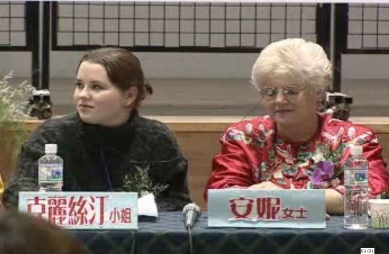 陳進興挾持南非武官,當年12歲卓懋祺小女兒克麗絲汀被挾持時靈機一動畫一幅畫十字架畫,觸動殺人魔陳進興良心,最終投降。圖為卓懋祺出書時,重返台北。(圖/三立新聞資料照)