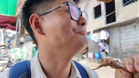 小鐘實際品嚐「二手炸雞」，認為味道還算可接受。（圖／翻攝自YouTube＠小鐘Johnny）