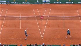 許多網友對轉播中的呼吸聲感到傻眼，紛紛在社群平台留言質疑主播的職業操守。（翻攝自X）