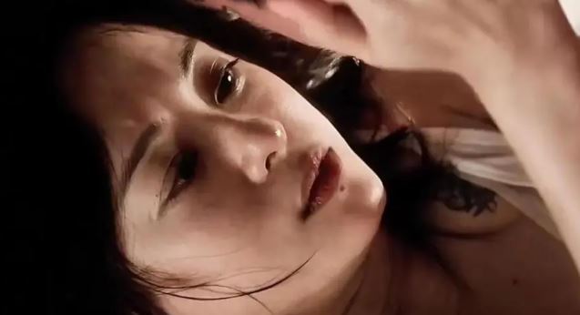 孫儷吳慷仁大尺度吻戲引爭議。（圖／翻攝自微博）