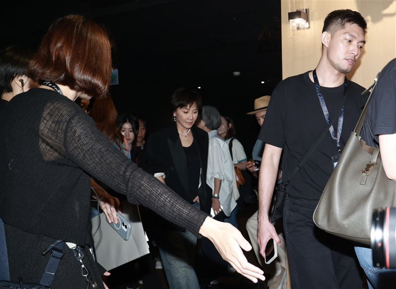 影帝梁朝偉俏皮表情萌翻數百粉絲　劉冠廷合照秒變「乖學生」羨煞全場