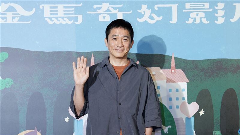 數百名粉絲聚集要想要一睹偶像風采。（圖／記者趙于瑩攝影）