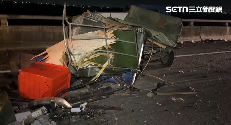 台南市麻豆區台84線快速公路14日凌晨發生一起多車追撞重大車禍，涉及自小客車與大貨車，造成3人輕重傷。（圖／記者王紹宇攝）