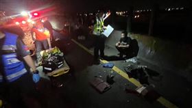 大貨車駕駛脫困後坐在中央分隔島旁。（圖／翻攝畫面）