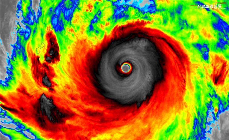 辛樂克強度巔峰，衛星雲圖驚見超巨颱風眼。（圖／翻攝自台灣颱風論壇｜天氣特急臉書）