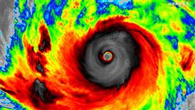 辛樂克強度巔峰，衛星雲圖驚見超巨颱風眼。（圖／翻攝自台灣颱風論壇｜天氣特急臉書）