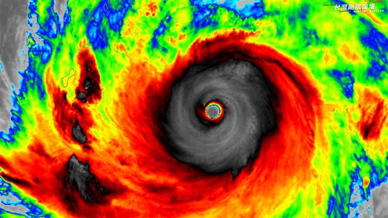 辛樂克強度巔峰　衛星雲圖驚見超巨颱風眼
