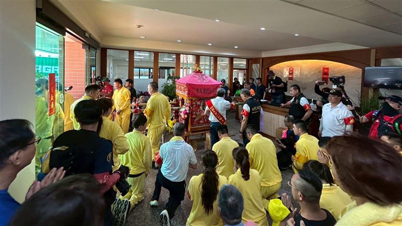 粉紅超跑4度駐駕這公司…員工：媽祖疼惜