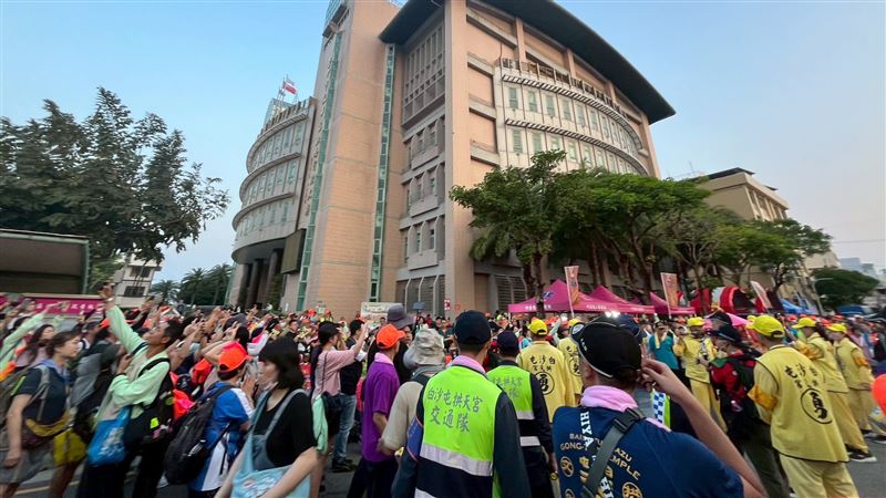 一年一度苗栗白沙屯拱天宮媽祖展開為期8天7夜的進香行程，今年報名人數突破46萬人。（圖／翻攝自白沙屯拱天宮臉書）