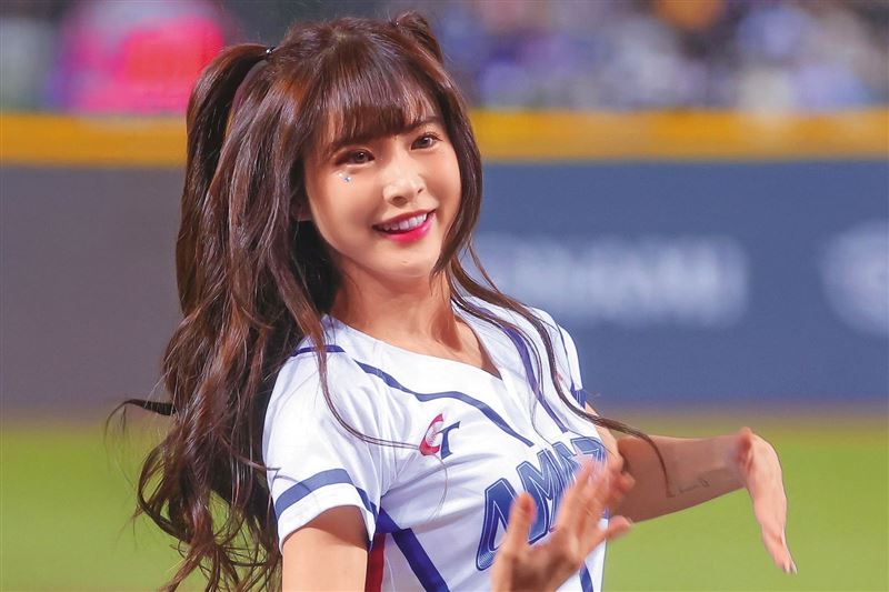 中華職棒新球季才剛開打，「樂天女孩」孟潔傳出被男友馮晨軒求婚成功。 （翻攝自孟潔IG）