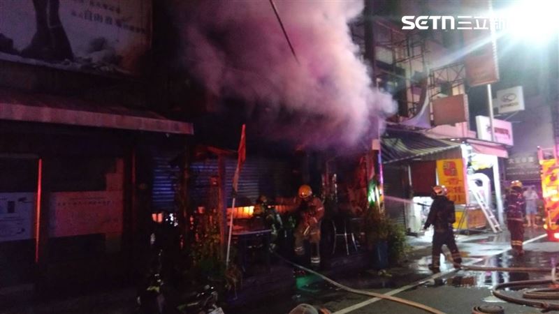 台南市永康區大灣路一家印度料理店今天（14日）凌晨發生嚴重火警。（圖／翻攝畫面）