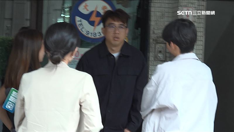 黑衣男子最終用13萬3將大豐車行的商標權買回，而他疑似是車行老闆的兒子