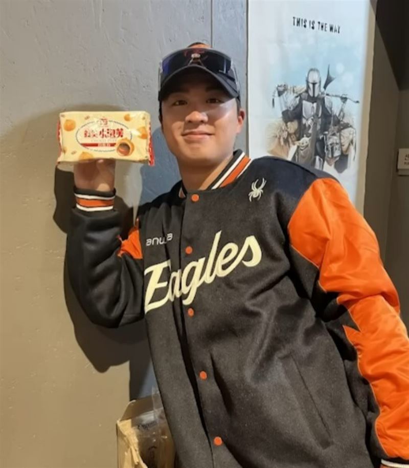 王彥程送上國民零嘴「小泡芙」竟遭婉拒？原來小泡芙在南韓叫「全壘打球」。（圖／翻攝自YouTube@Eagles TV）