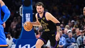洛杉磯湖人隊球隊看板球星東契奇（Luka Doncic）已結束在西班牙的治療，預計於美國時間週五返抵洛杉磯。（圖／美聯社／達志影像）