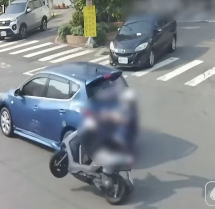 71歲翁通過路口時遭闖紅燈轎車撞飛。（圖／翻攝畫面）